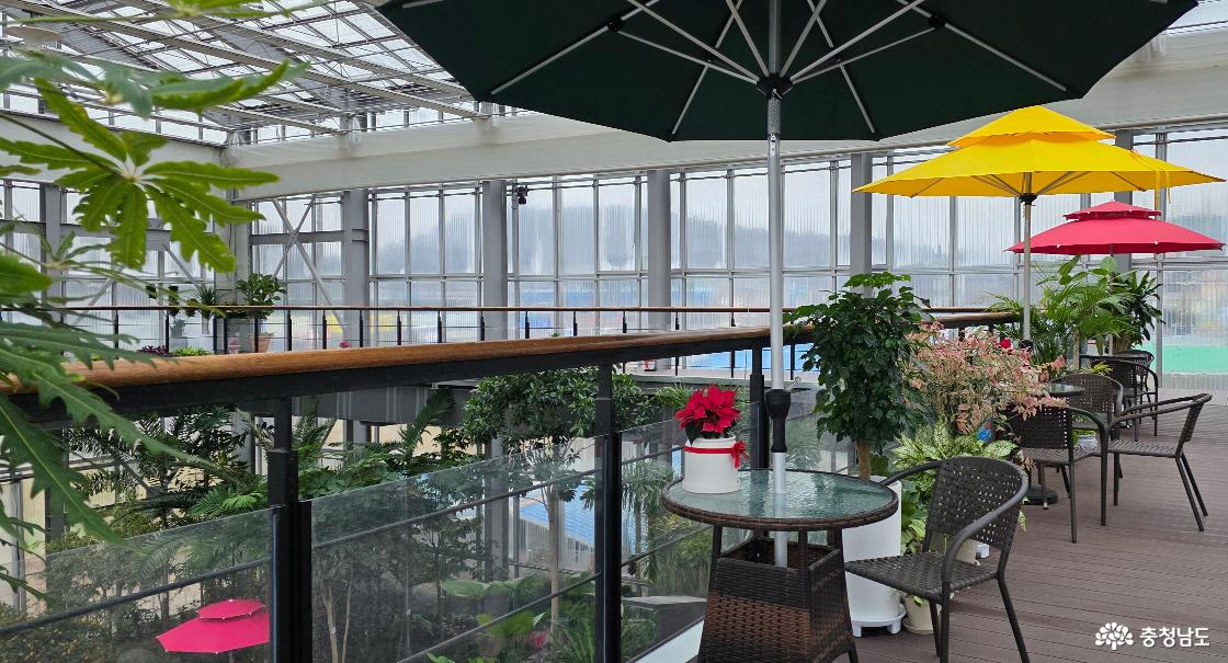 공중쉼터 의자와 테이블