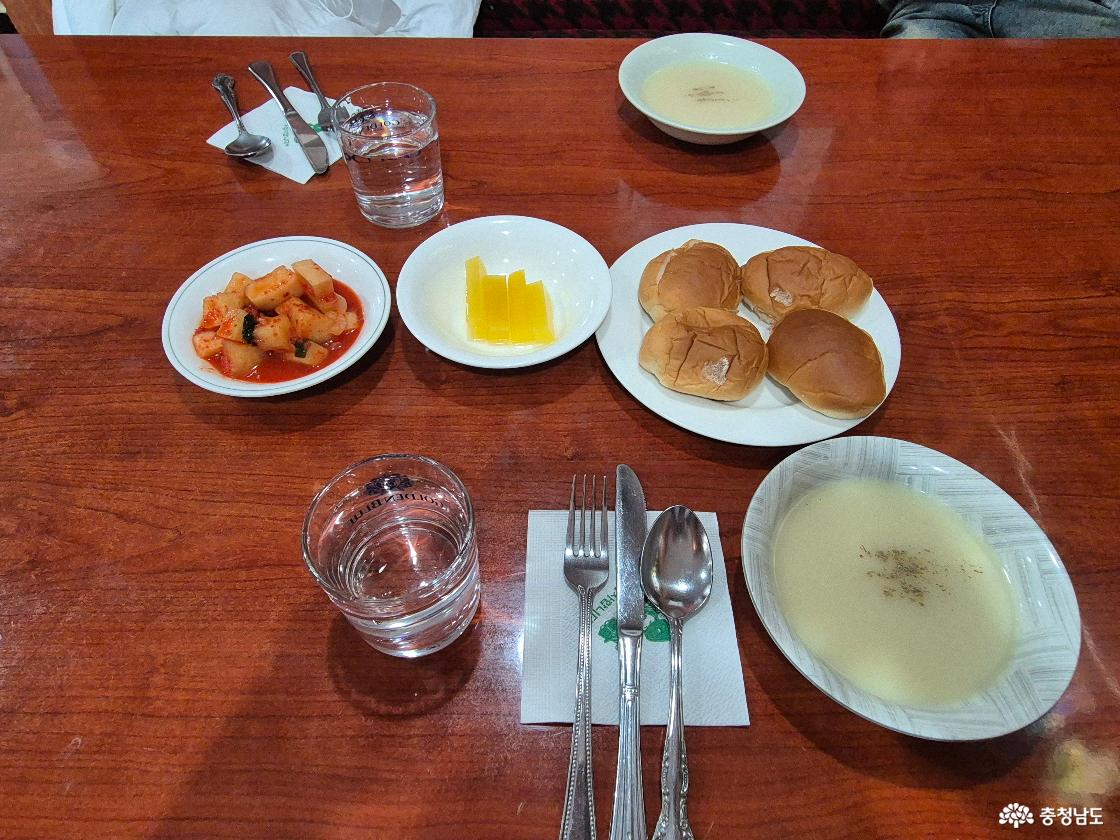 식전빵과 스프입니다