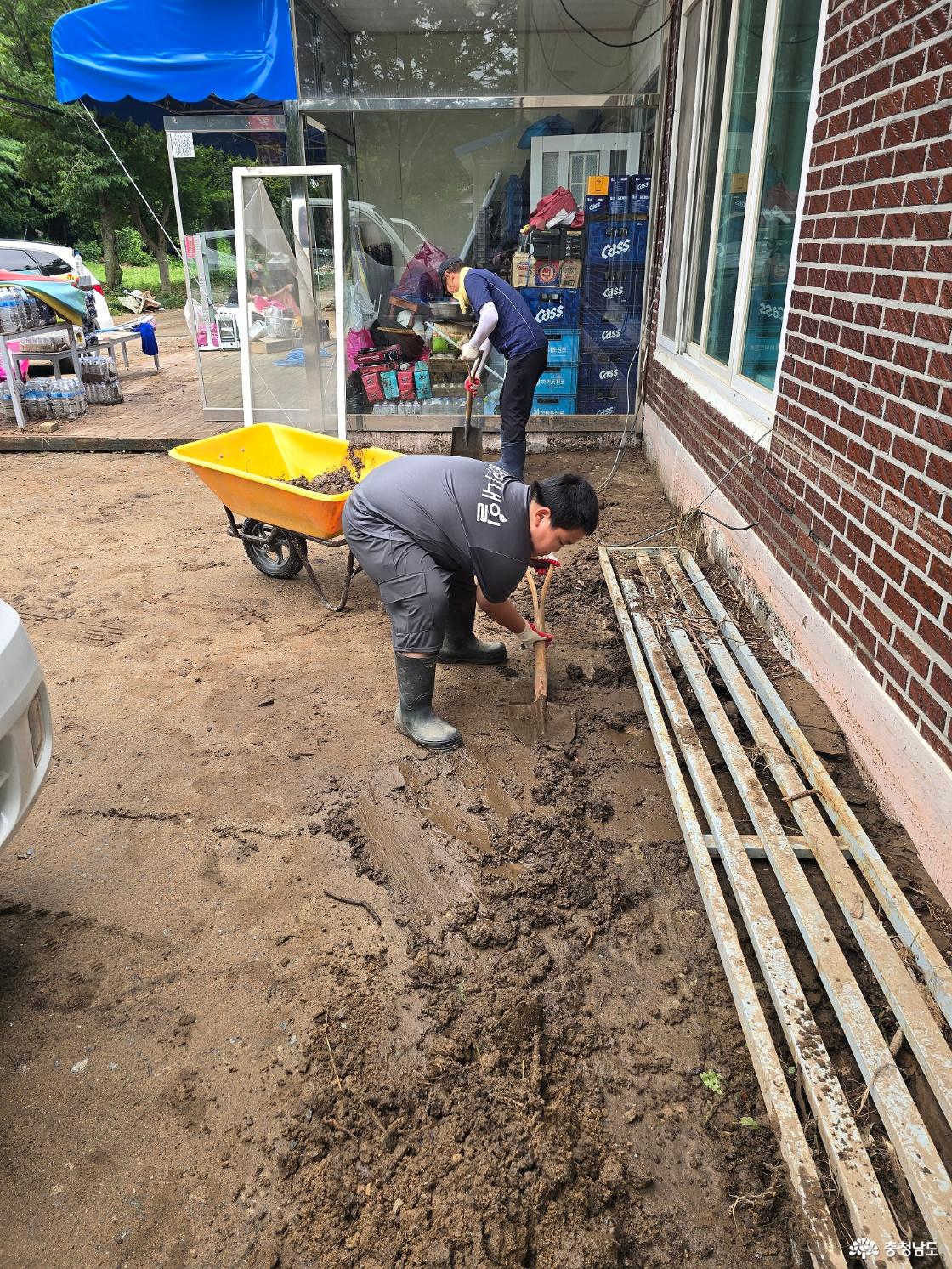 수해복구현장에서 구슬땀을 흘리는 최호인 군