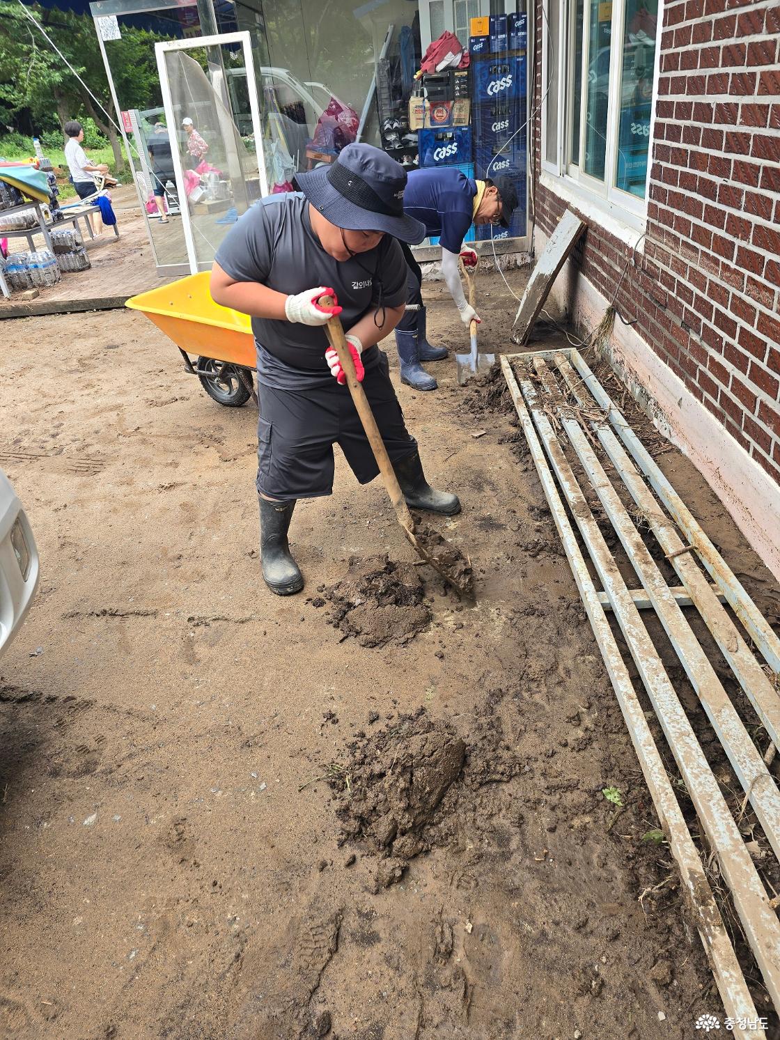 수해복구현장에서 구슬땀을 흘리는 최호인 군