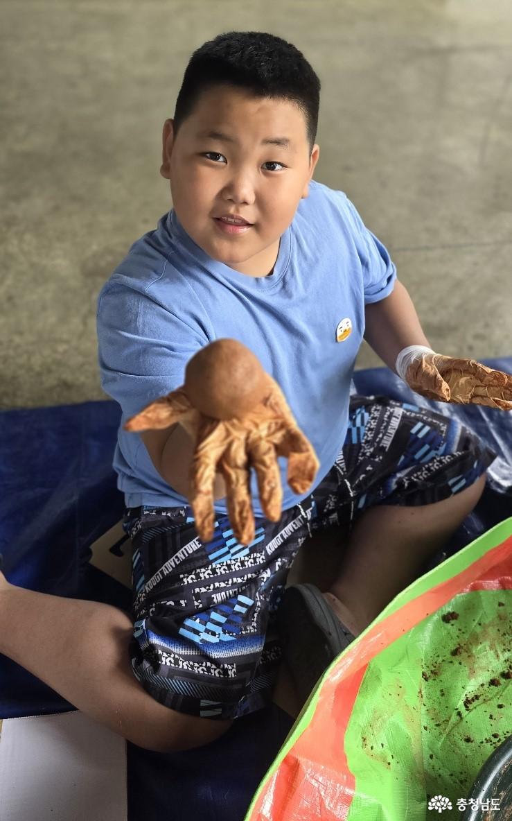 M 흙공 만들기로 하천살리기에 나서고 있는 호인 군