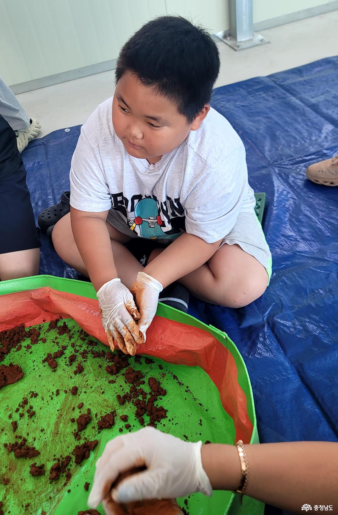 EM 흙공 만들기로 하천살리기에 나서고 있는 호인 군