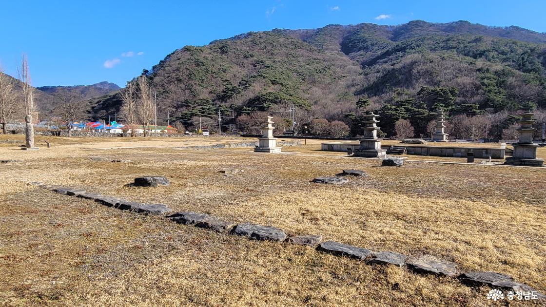 후면에서 바라본 천년고찰 성주사지 전경.