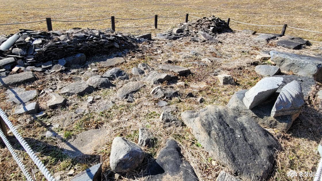 성주사지 발굴에서 출토된 각종 와편과 도기파편류