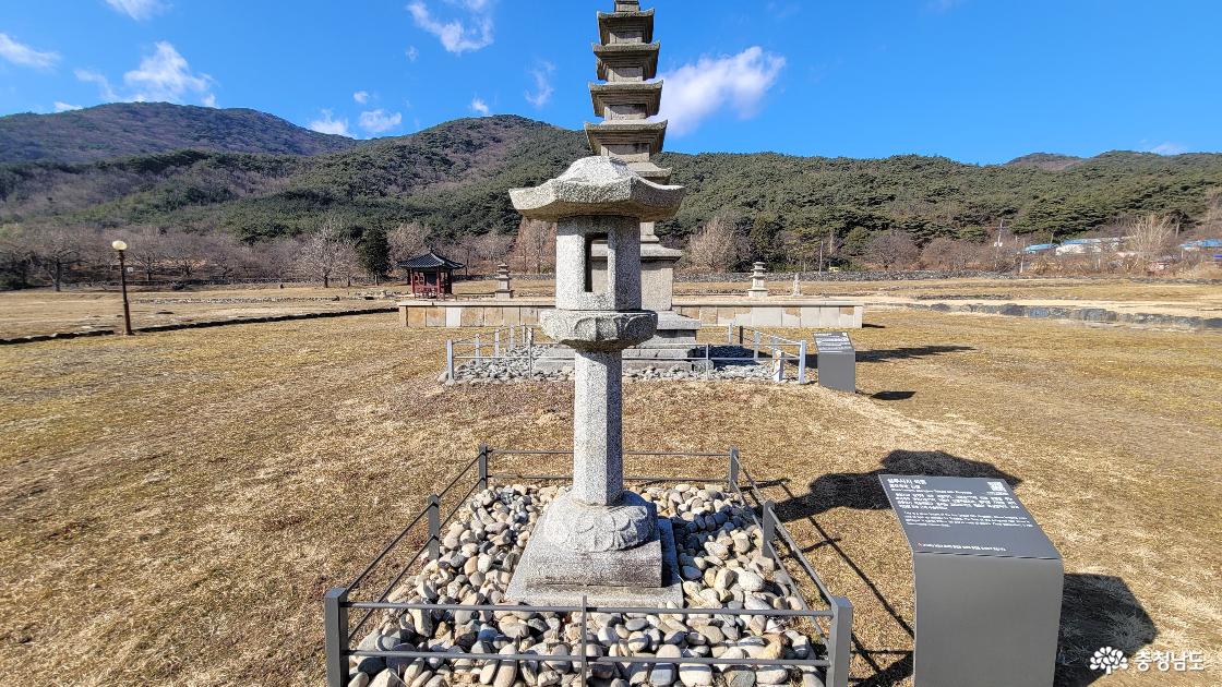 덩면에서 바라본 천년사지 보령 성주사지 석등.