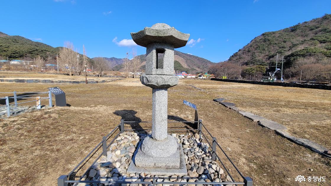 측면에서 바라본 천년사지 보령 성주사지 석등.