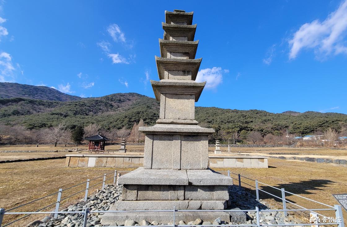 정면에서 바라본 천년사지 보령 성주사지 5층석탑.