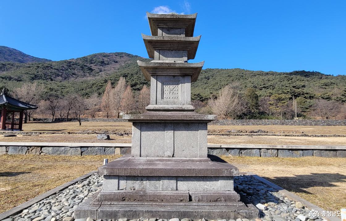 천년고찰 성주사지 중앙(中央)삼층석탑 전경.