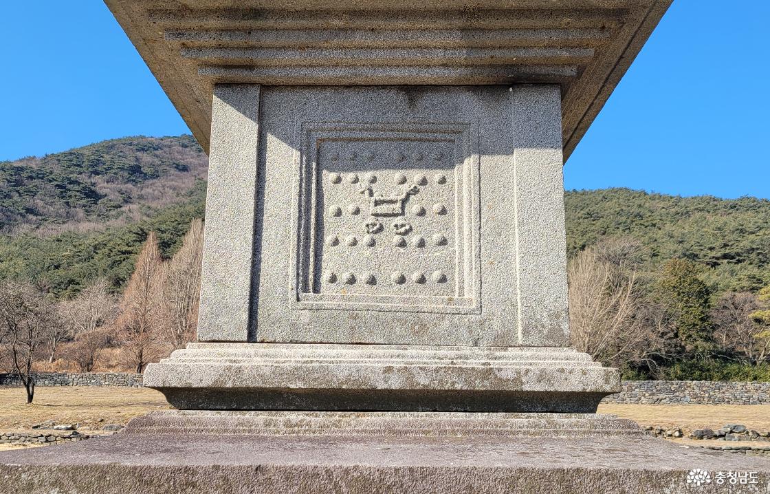 천년고찰 성주사지 중앙(中央)삼층석탑 남측 문비 조각.