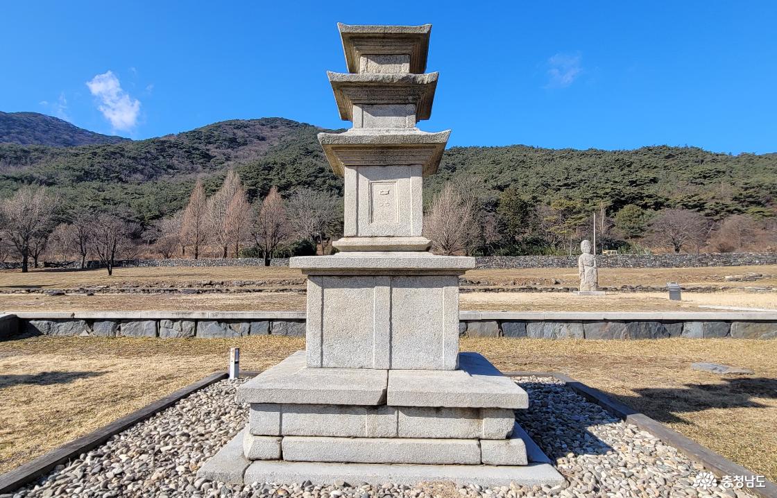 천년고찰 성주사지 동(東)삼층석탑 전경.