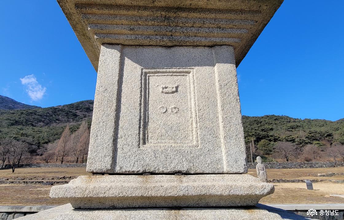 천년고찰 성주사지 동(東)삼층석탑 사면 모서리 전경.