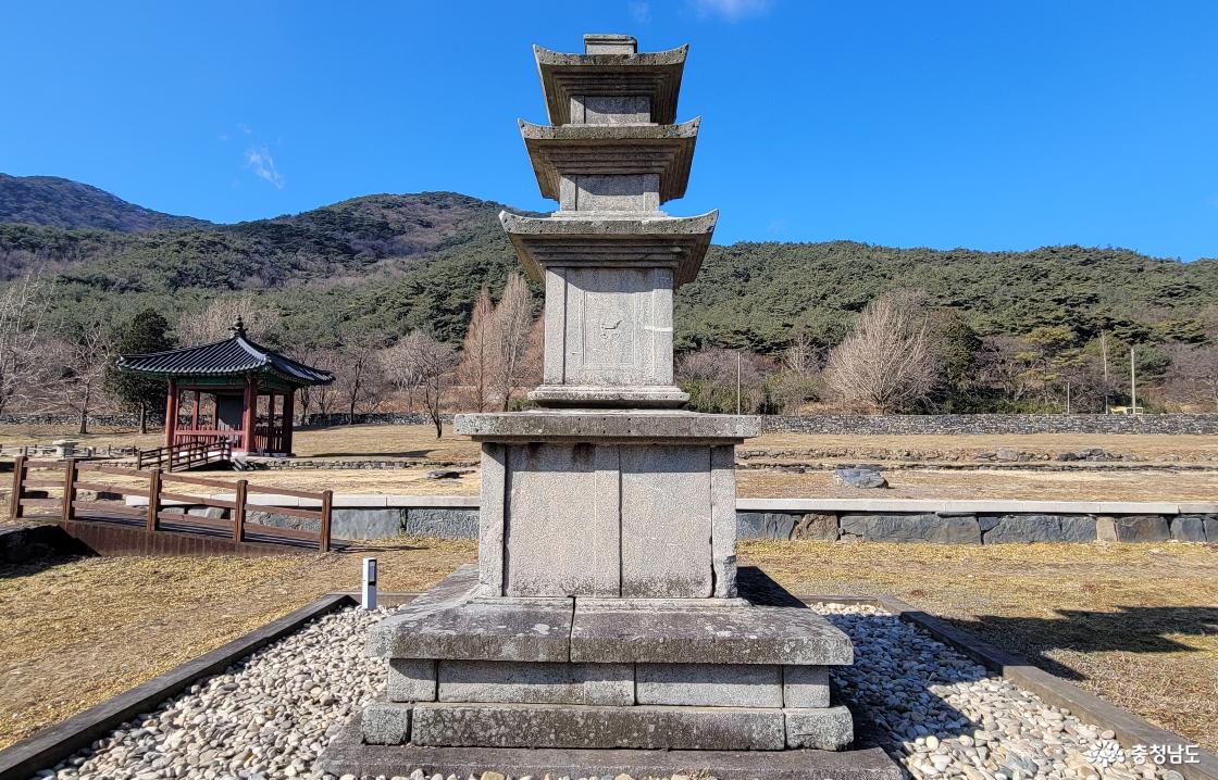 천년고찰 성주사지 (西)삼층석탑 전경.