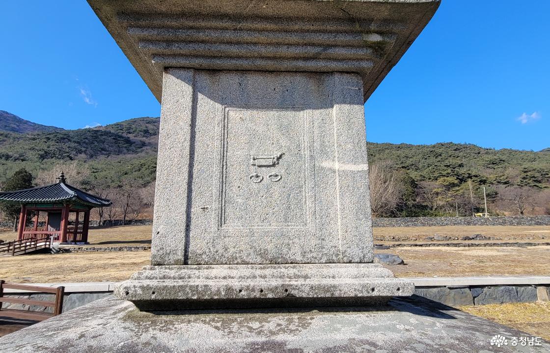 천년고찰 성주사지 (西)삼층석탑 남측 문비.