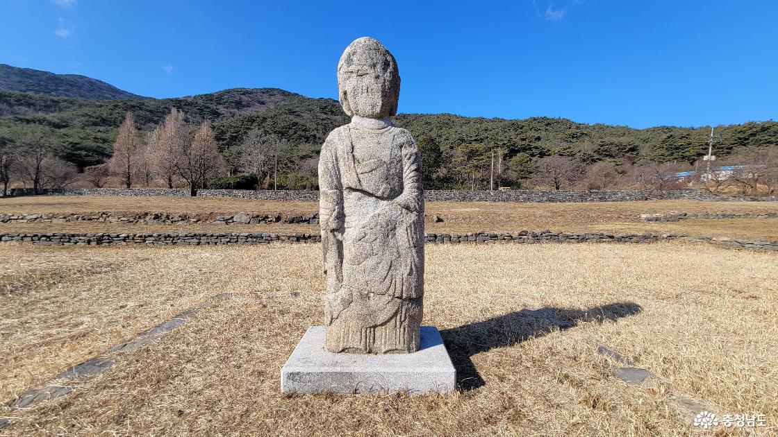 천년고찰 성주사지 석불입상 전경.