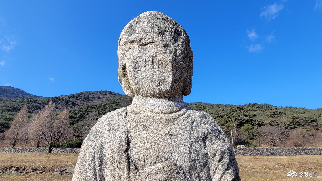 천년고찰 성주사지 석불입상 상반신 전경.