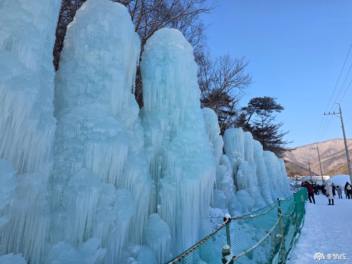 정말 겨울이 온듯한 느낌을 주는 거대한 얼음조각의 모습이다