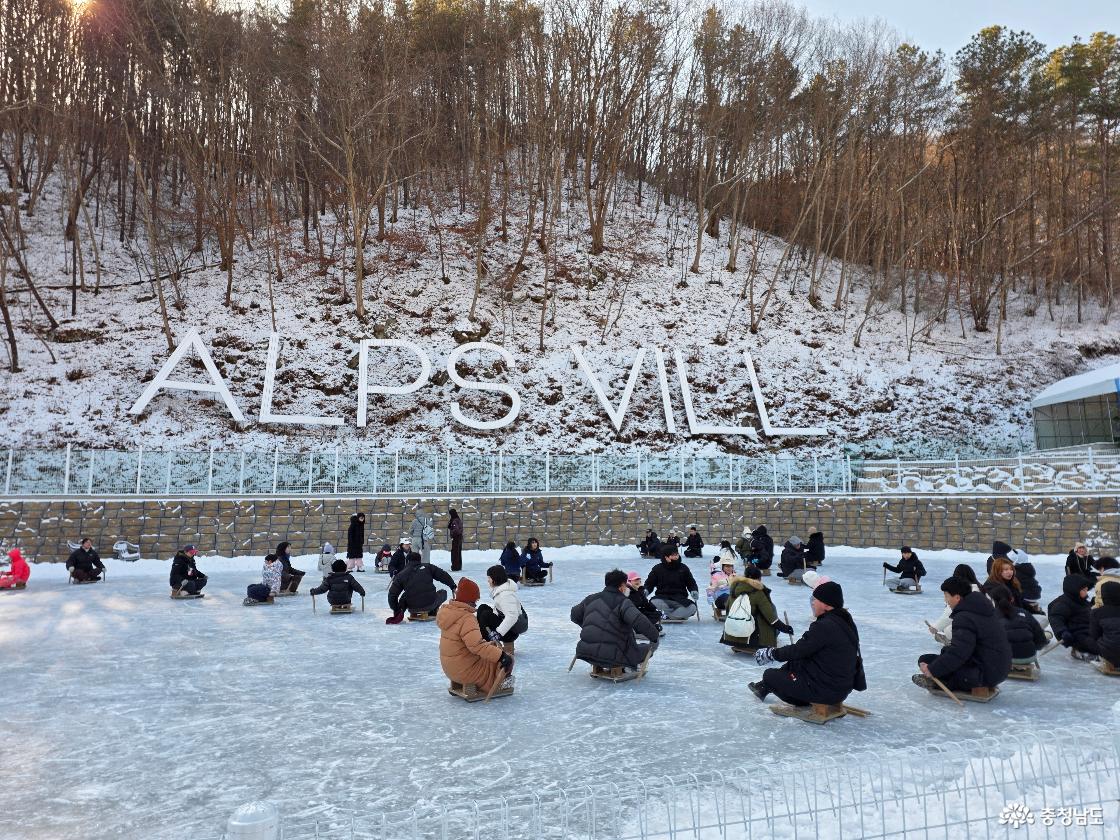 꽁꽁 언 얼음위에서 타는 얼음썰매의 모습이다