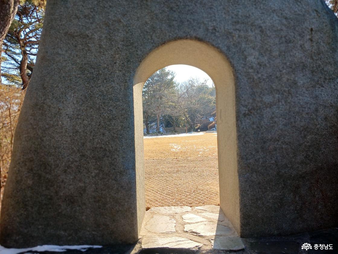 황새바위 성지 순교탑 앞 석문