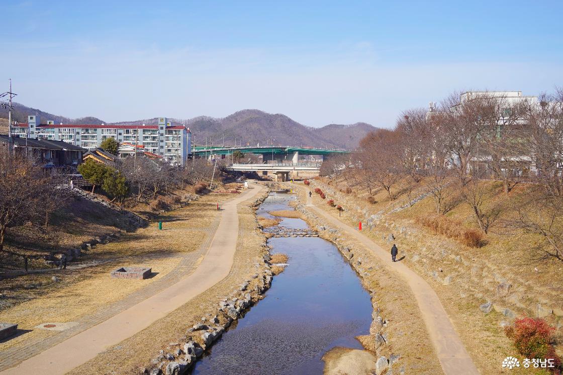 왕릉교에서 조망한 제민천과 금강
