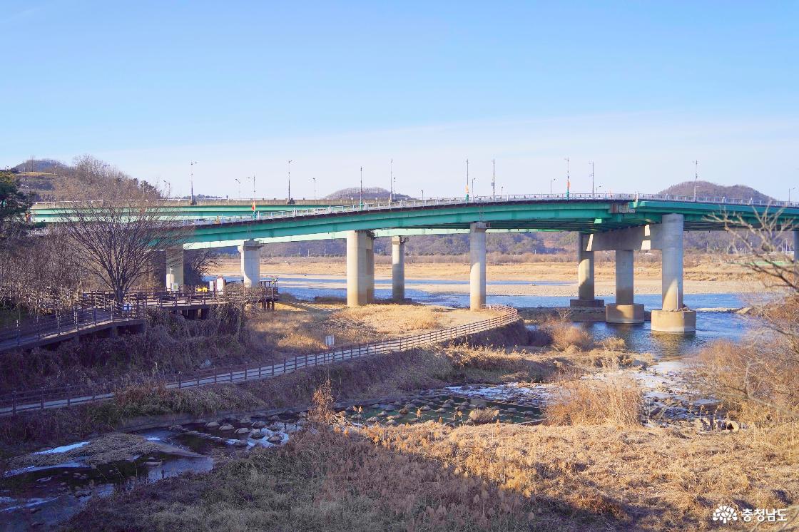 백제대교 왼쪽으로 정지산과 정지산 터널이 있다.