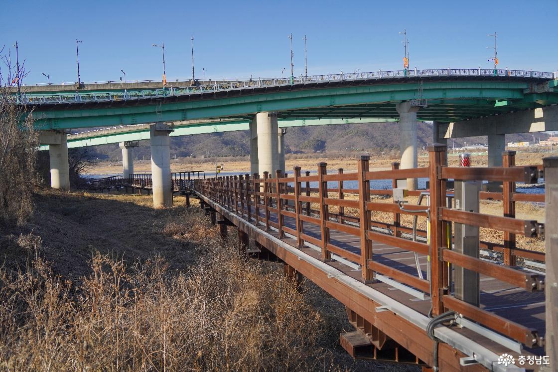 쉼터 왼쪽으로 데크길이 나 있다.