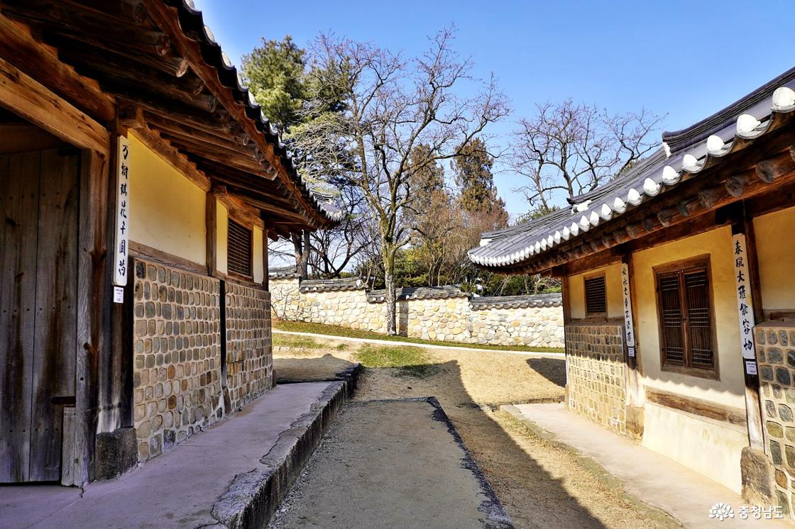 추사고택 사랑채와 안채 사이