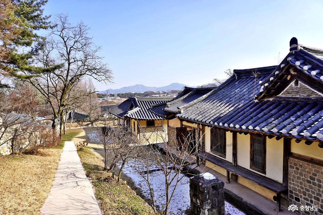 영당에서 내려다본 추사고택