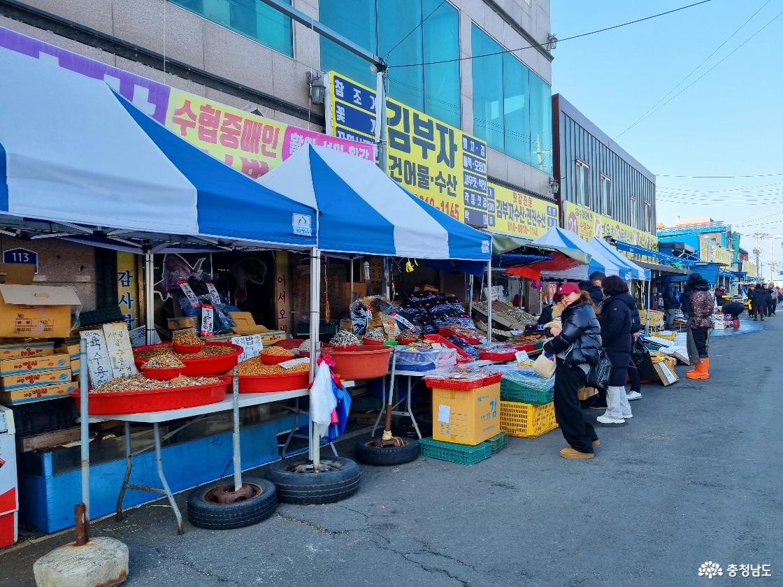 서천 홍원항, 해산물 판매 골목