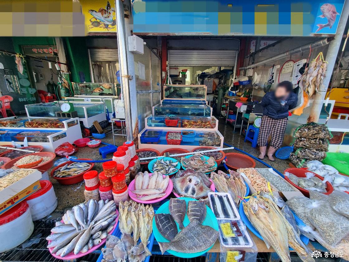 서천 홍원항, 해산물 판매 골목