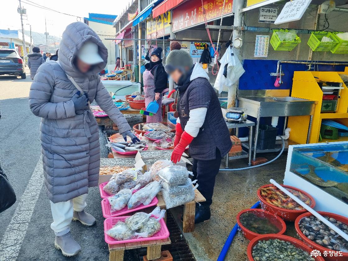 서천 홍원항, 해산물 판매 골목