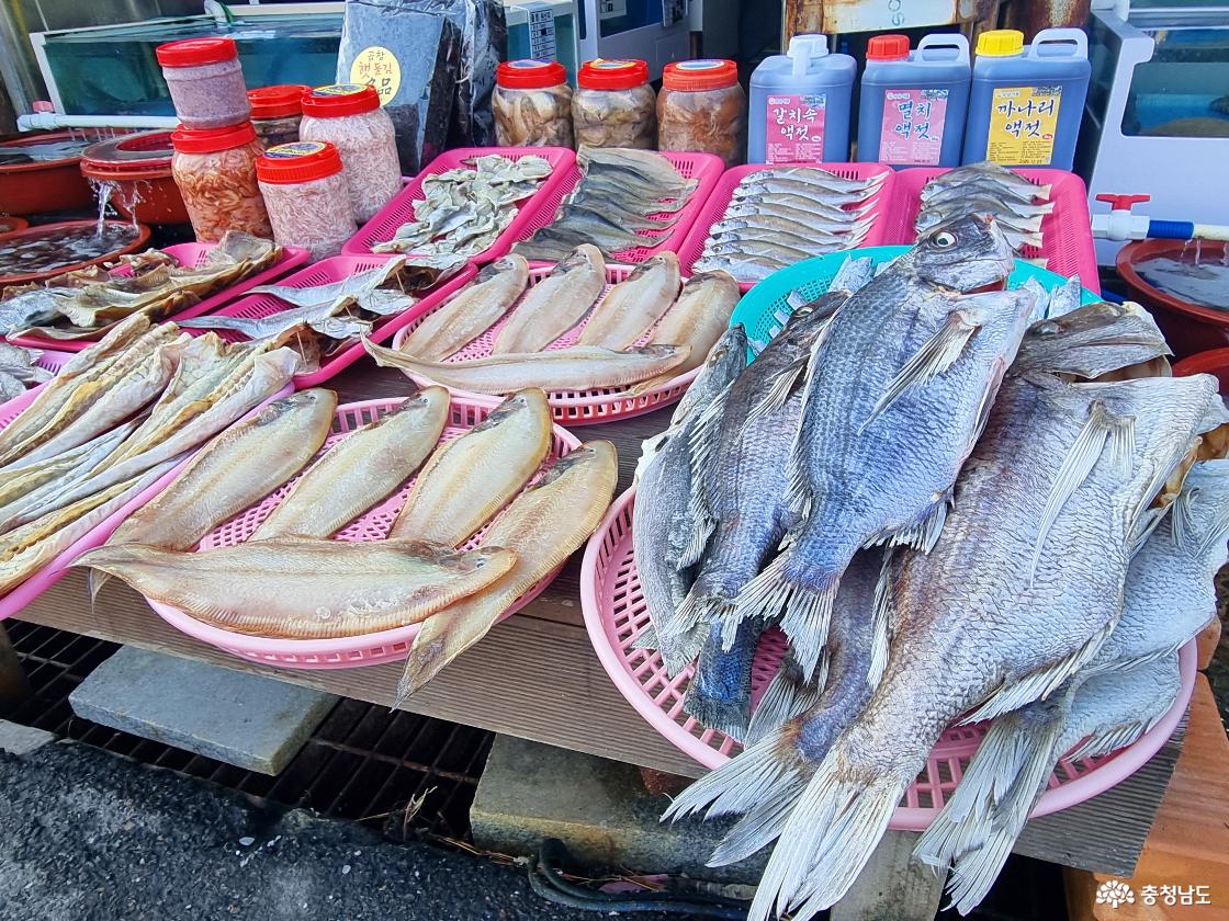 서천 홍원항, 해산물 판매 골목