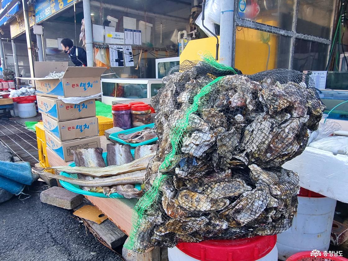 서천 홍원항, 해산물 판매 골목