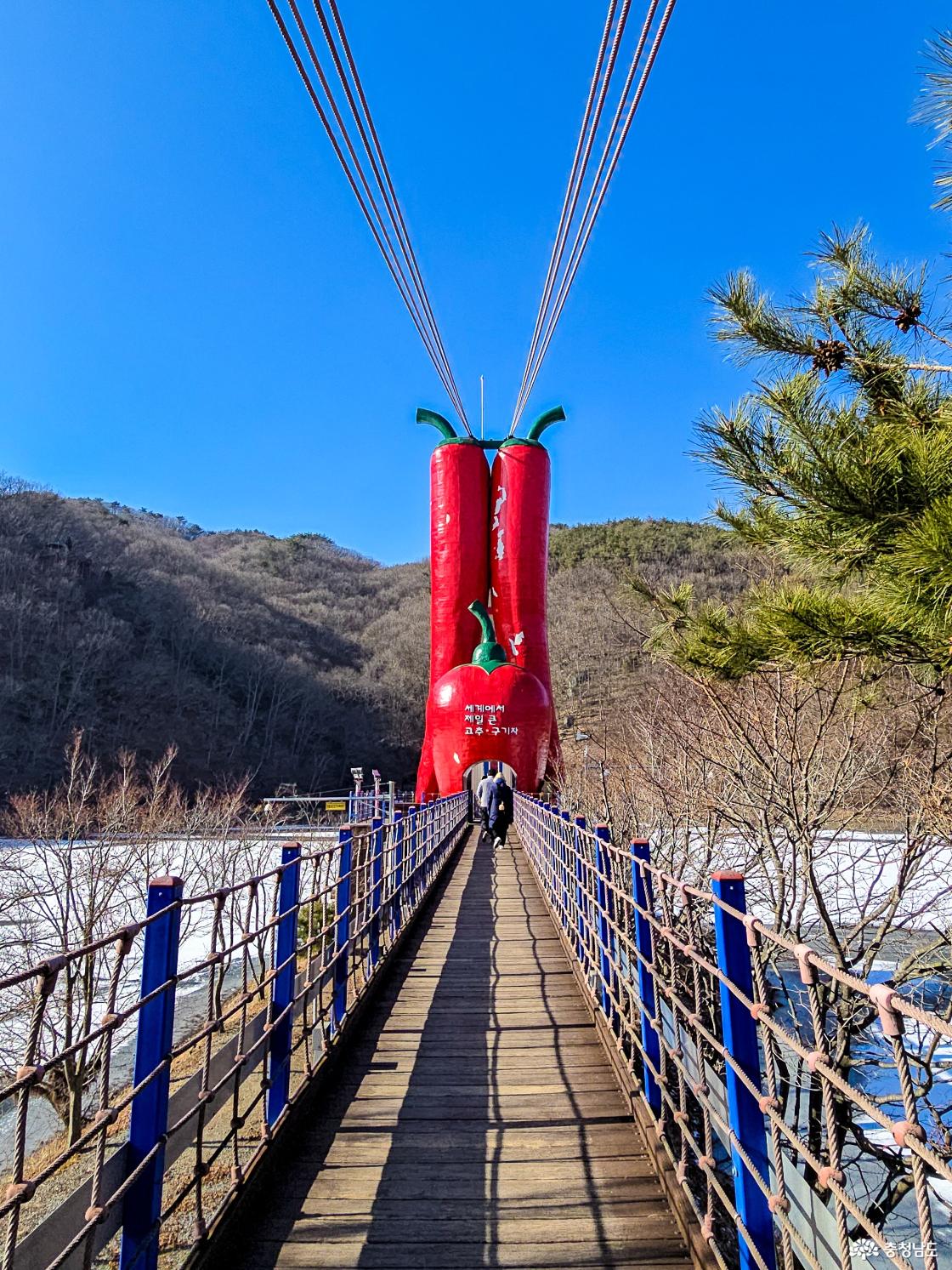 천장호출렁다리 건너기