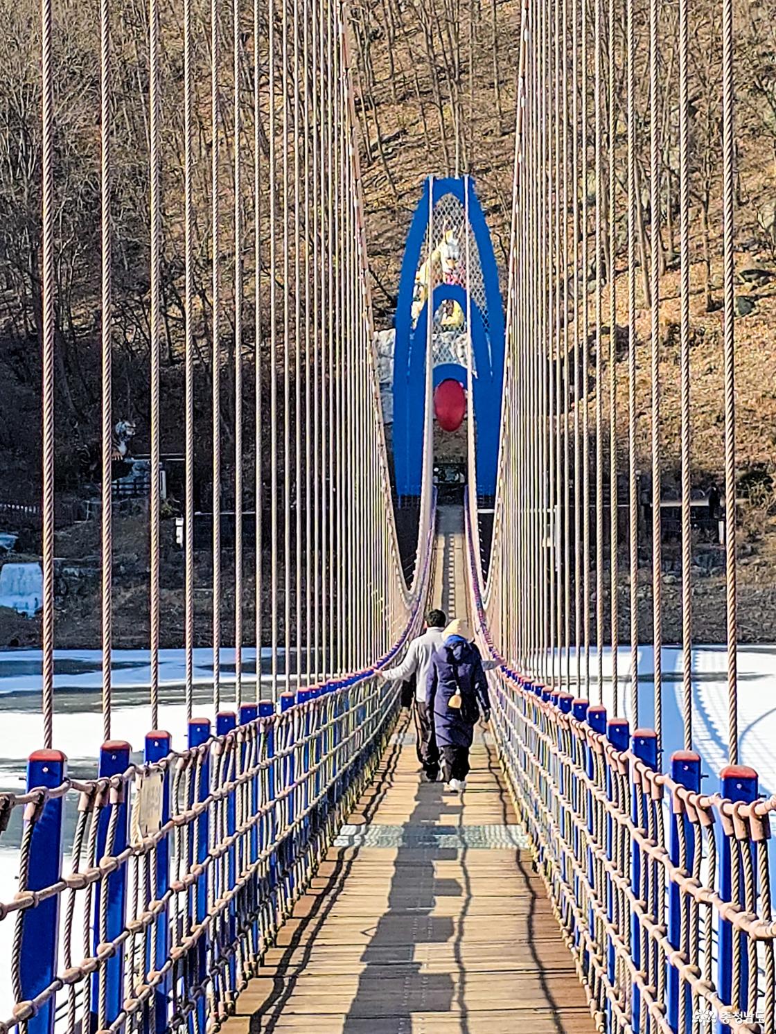 천장호출렁다리 중간 상징