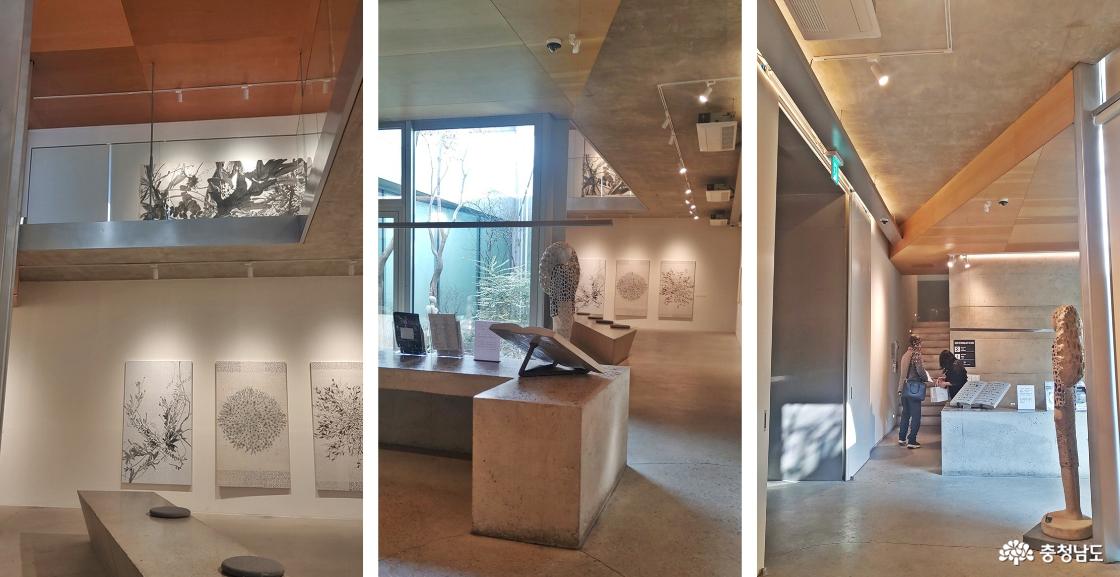 1층과 2층 전시실/ 1층 전시실 관람을 마치고 / 2층으로 향하는 계단 