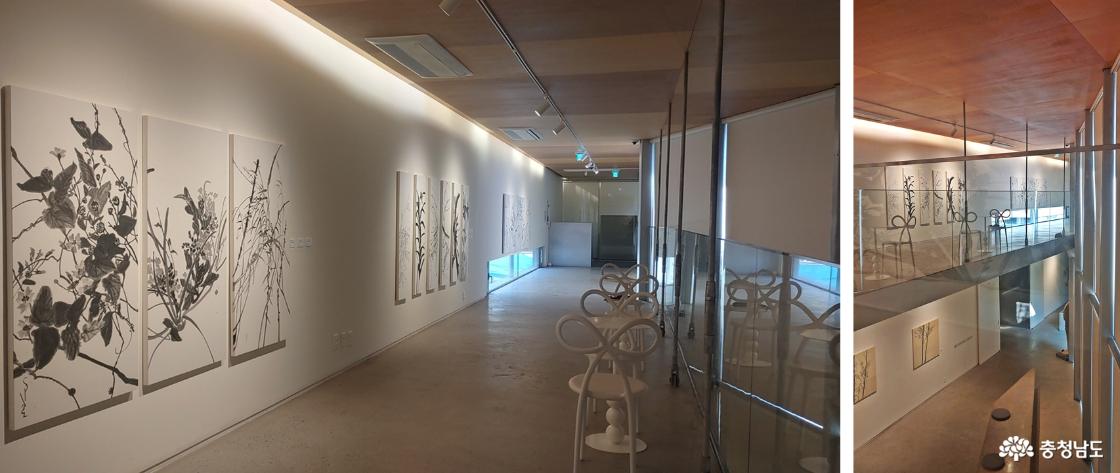 선재 갤러리 2층 전시실/ 2층에서 바라보이는 1,2층 전시실
