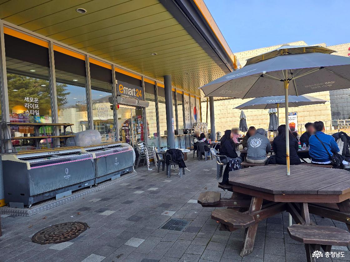독립기념관 내 편의점과 야외 테이블 쉼터 공간 전경