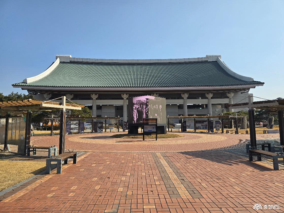 전통 기와 지붕이 인상적인 독립기념관 본관 외관과 중앙 미디어 조형물