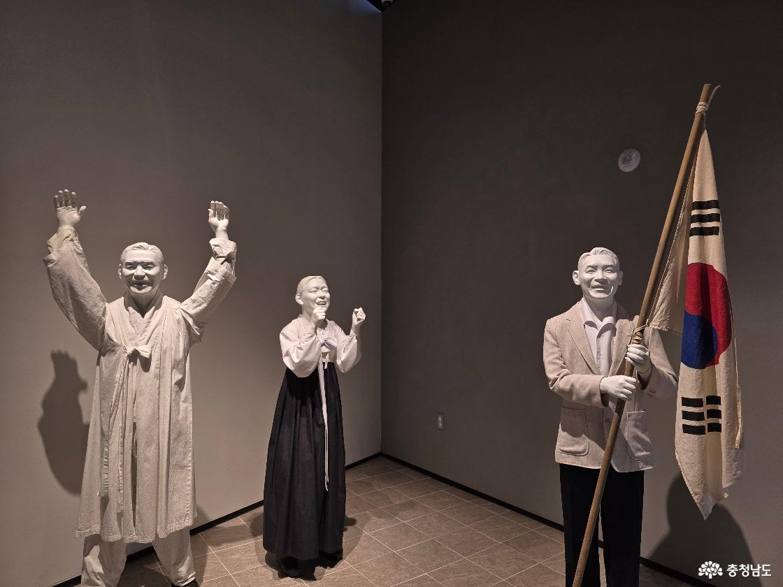 태극기를 들고 환호하는 독립운동 인물 조형물과 만세 장면 재현 공간