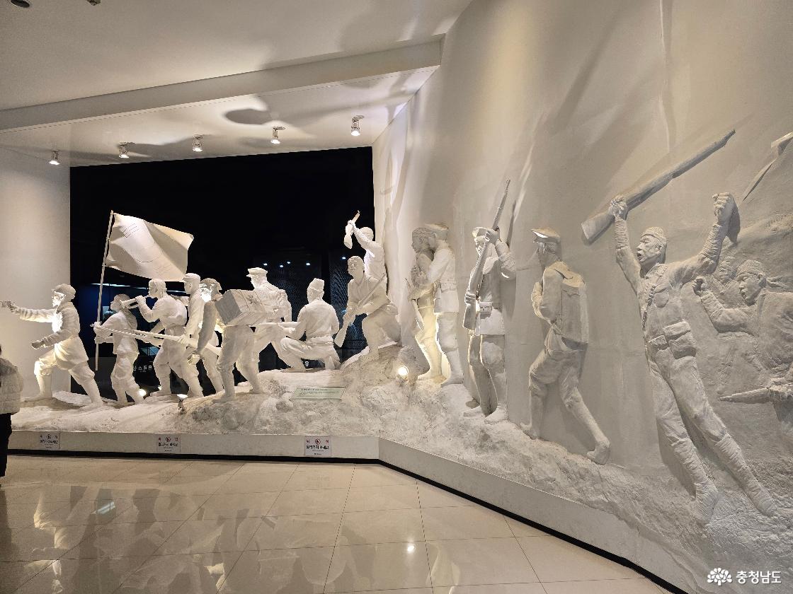 독립군의 전투 장면을 사실적으로 표현한 대형 부조 조형물 전시관