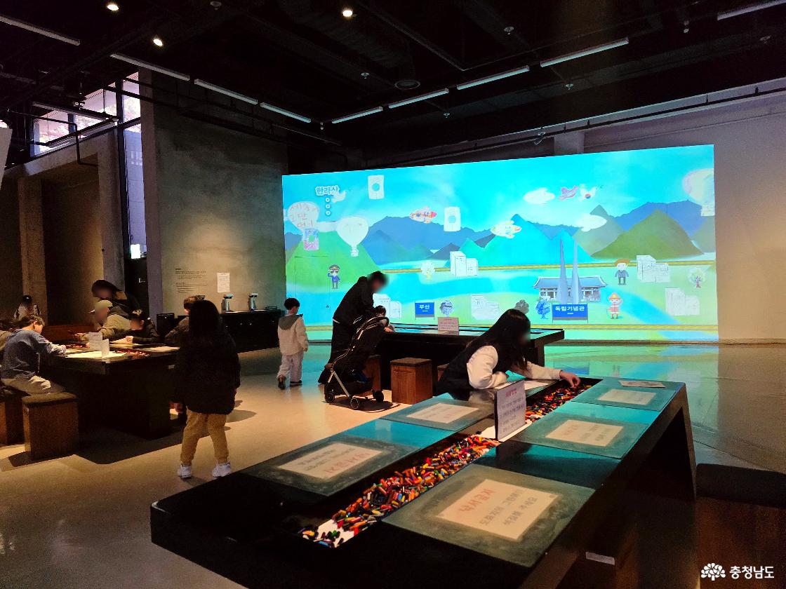아이들이 참여하는 독립기념관 체험형 전시 공간과 대형 미디어 스크린