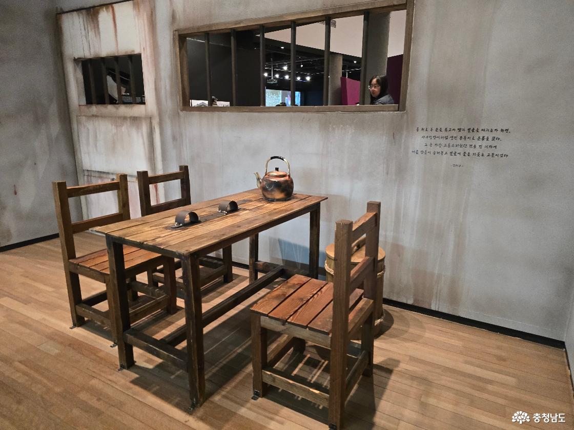 일제강점기 시대를 재현한 전시 공간과 나무 책상 의자 모형