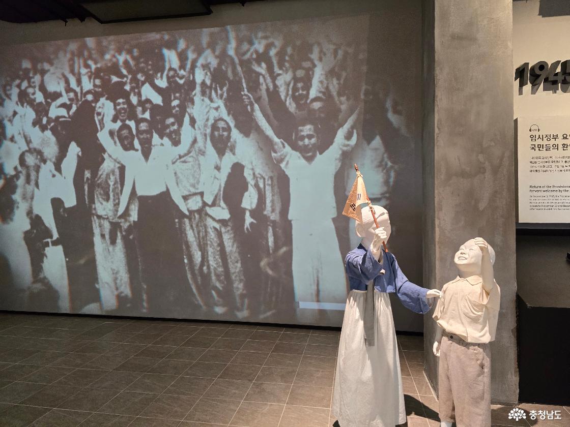 3&middot;1운동 장면이 재현된 전시 공간과 태극기를 든 인물 모형