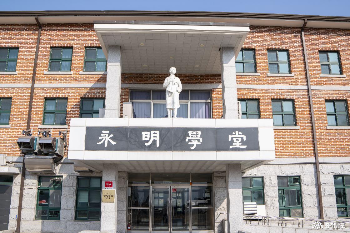 영명학교에 세워져 있는 유관순 열사 흉상