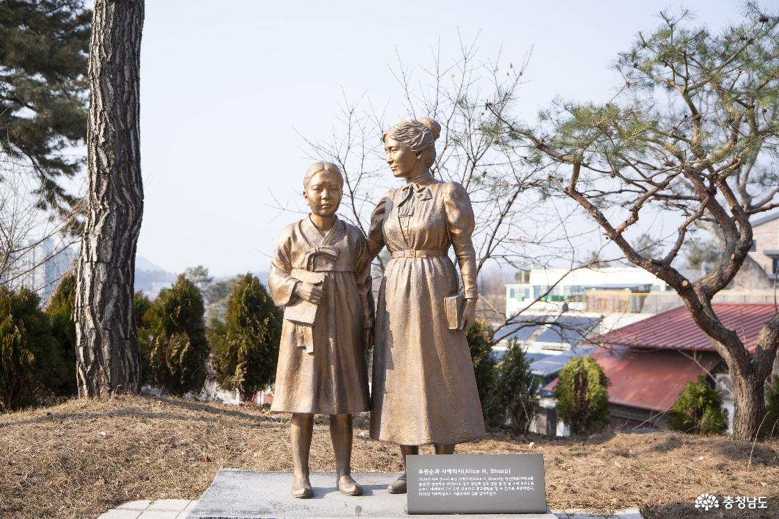 어린 유관순과 스승 사애리시 흉상