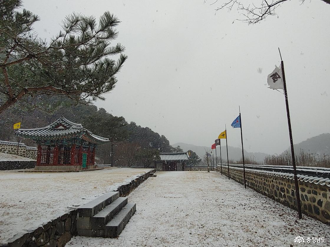 이치 비각 앞 광장에서는 기념제 때 무예공연도 이루어진다