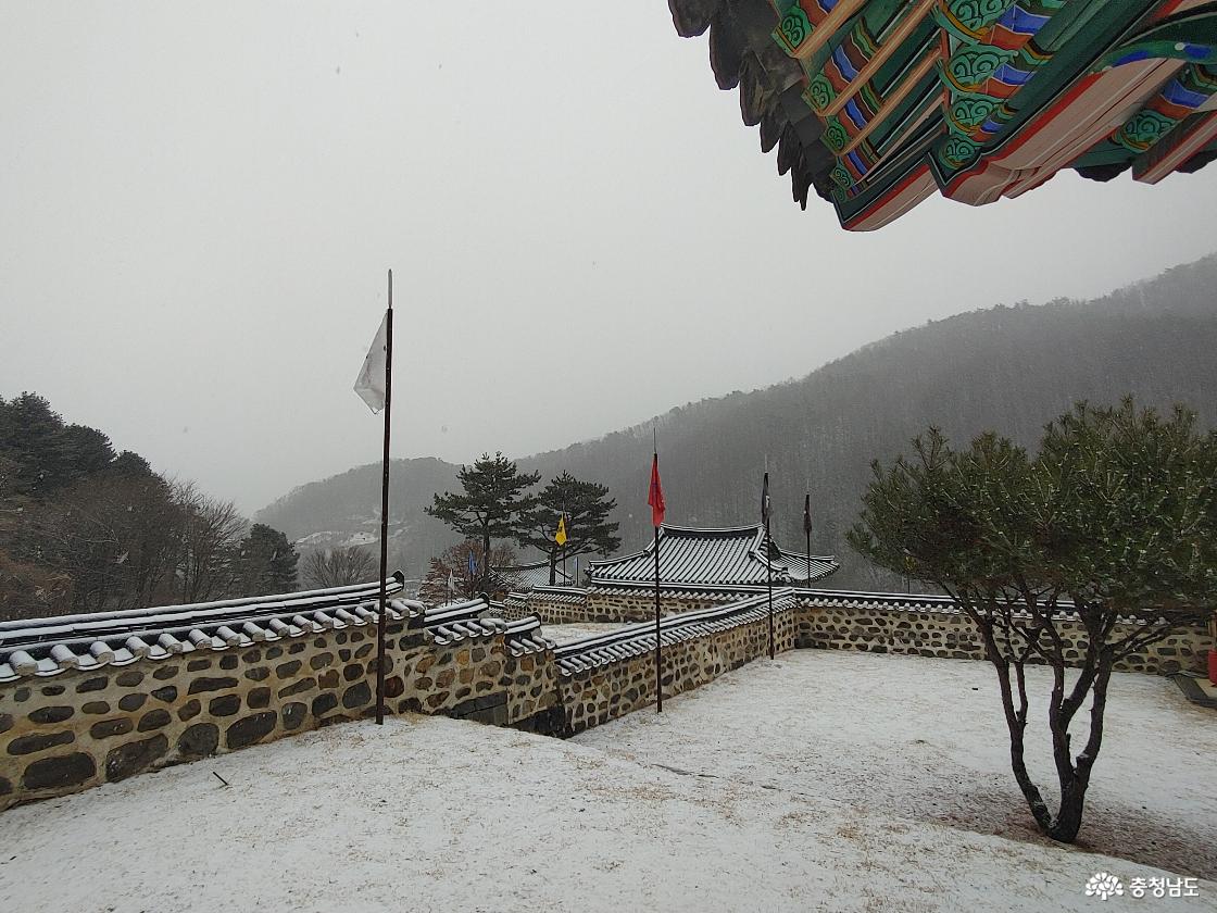 외삼문에서 바라본 이치 비각 모습