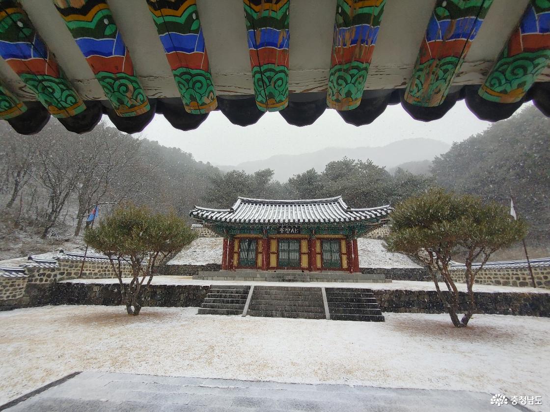 외삼문에서 보이는 충장사 모습