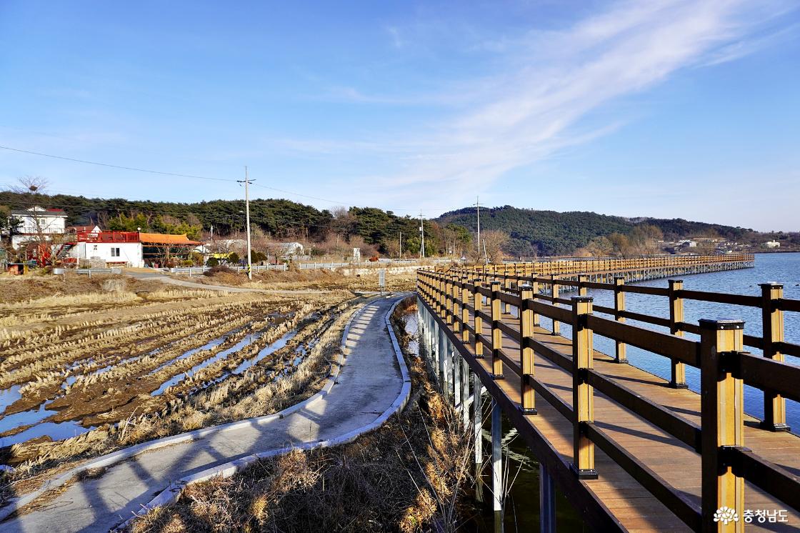 농경지와 저수지 사이로 조성된 데크로드