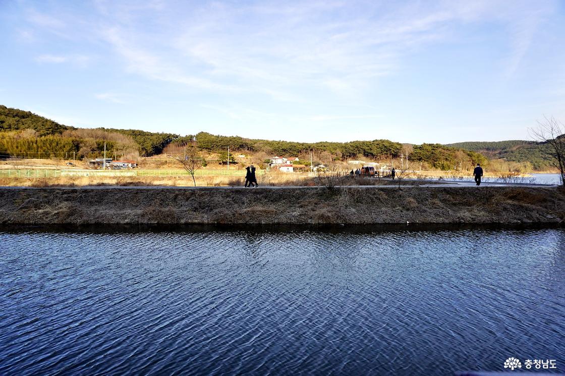둘레길을 걷는 사람들